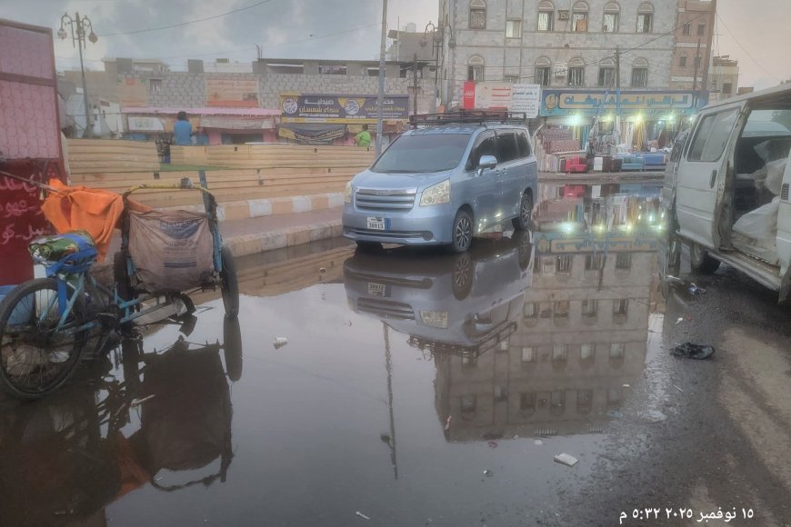 طفح الصرف الصحي يحاصر سوق شمسان في عدن ويهدد النشاط التجاري والصحة العامة