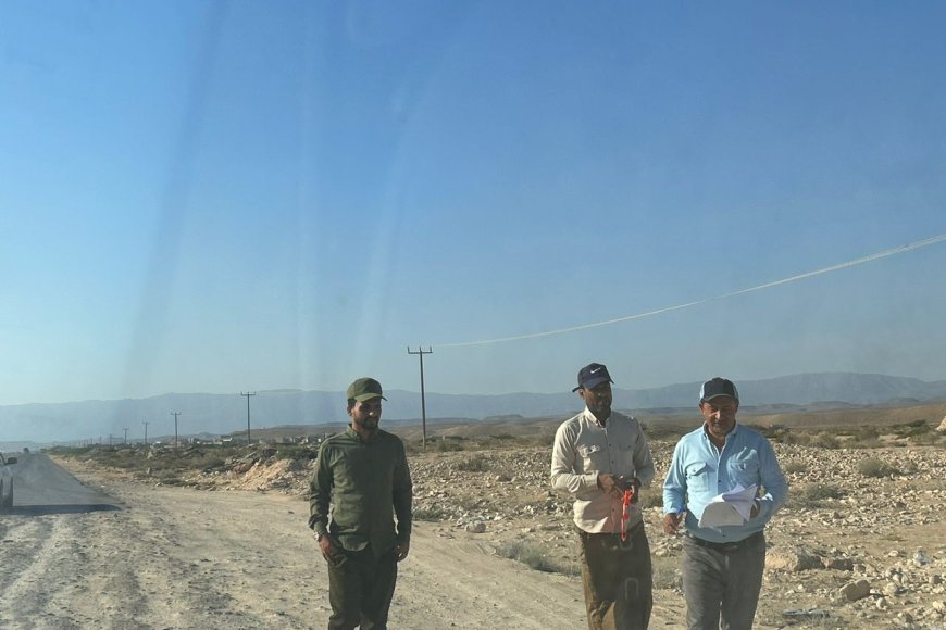 فريق هندسي من صندوق صيانة الطرق ينفذ نزولاً ميدانياً لتقييم أضرار الأعاصير في المهرة