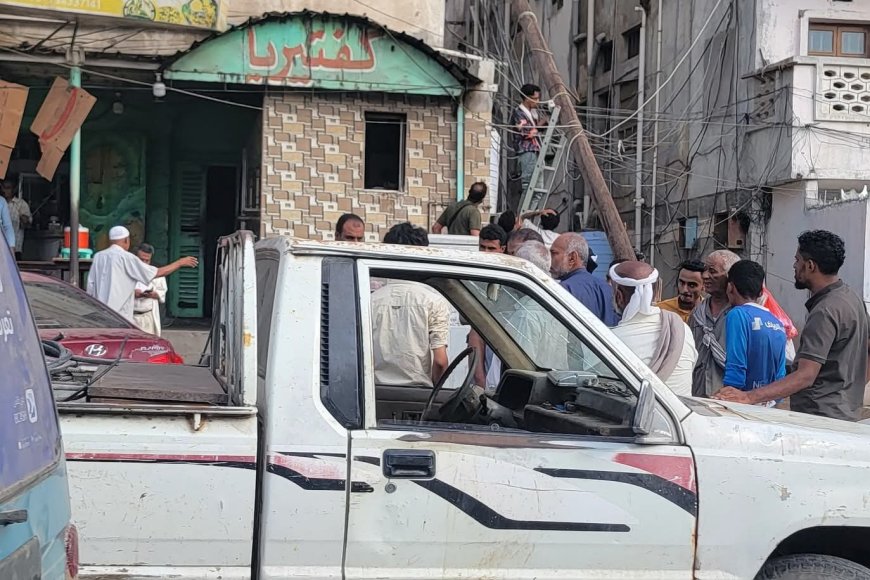 حادثة طريفة: سيارة تصطدم ببرميل وبيارة وكانبة في المنصورة بعدن