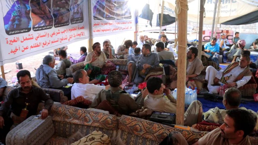 الوكيل محمد معوضة يستقبل الشيخ محمد كده في مخيم الاعتصام بمدينة الغيضة