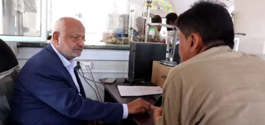 محافظ الحديدة يتفقد سير العمل في مصلحة الأحوال المدنية بالخوخة...