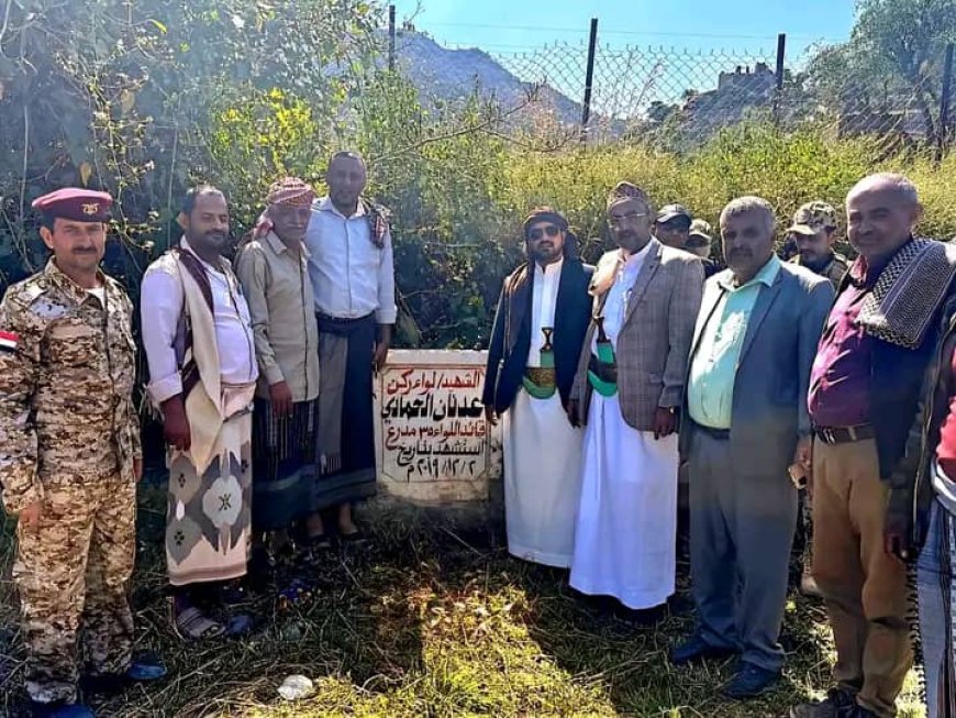 الشيخ صهيب البركاني يزور قبر الشهيد اللواء عدنان الحمادي ومعه قيادات عسكرية ومدنية...