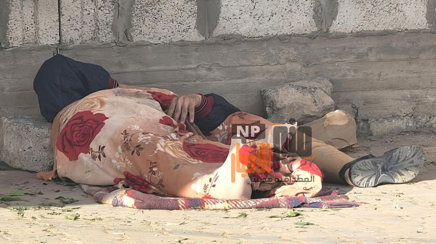 مشهد مؤلم يُوجع القلوب قبل العيون:"جريح الحرب ينام فوق الرصيف.. بينما القيادات في الفنادق الفاخرة(صورة)