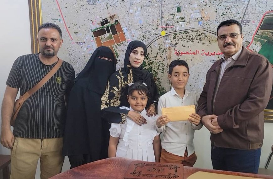 مدير عام المنصورة يكرم الطالب "رشيد أحمد" الفائز في مسابقة الأغنية الوطنية بمدارس المديرية...