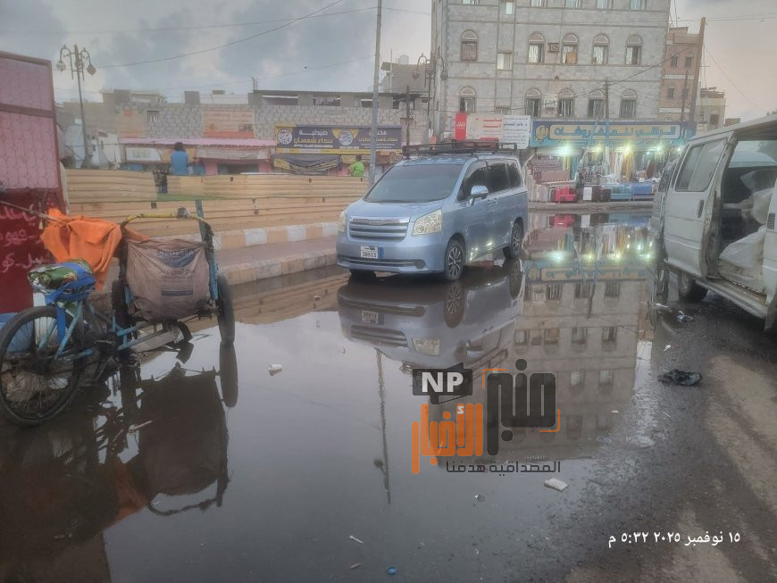 طفح الصرف الصحي يحاصر سوق شمسان بعدن… ومطالبات عاجلة بالتدخل(صورة)