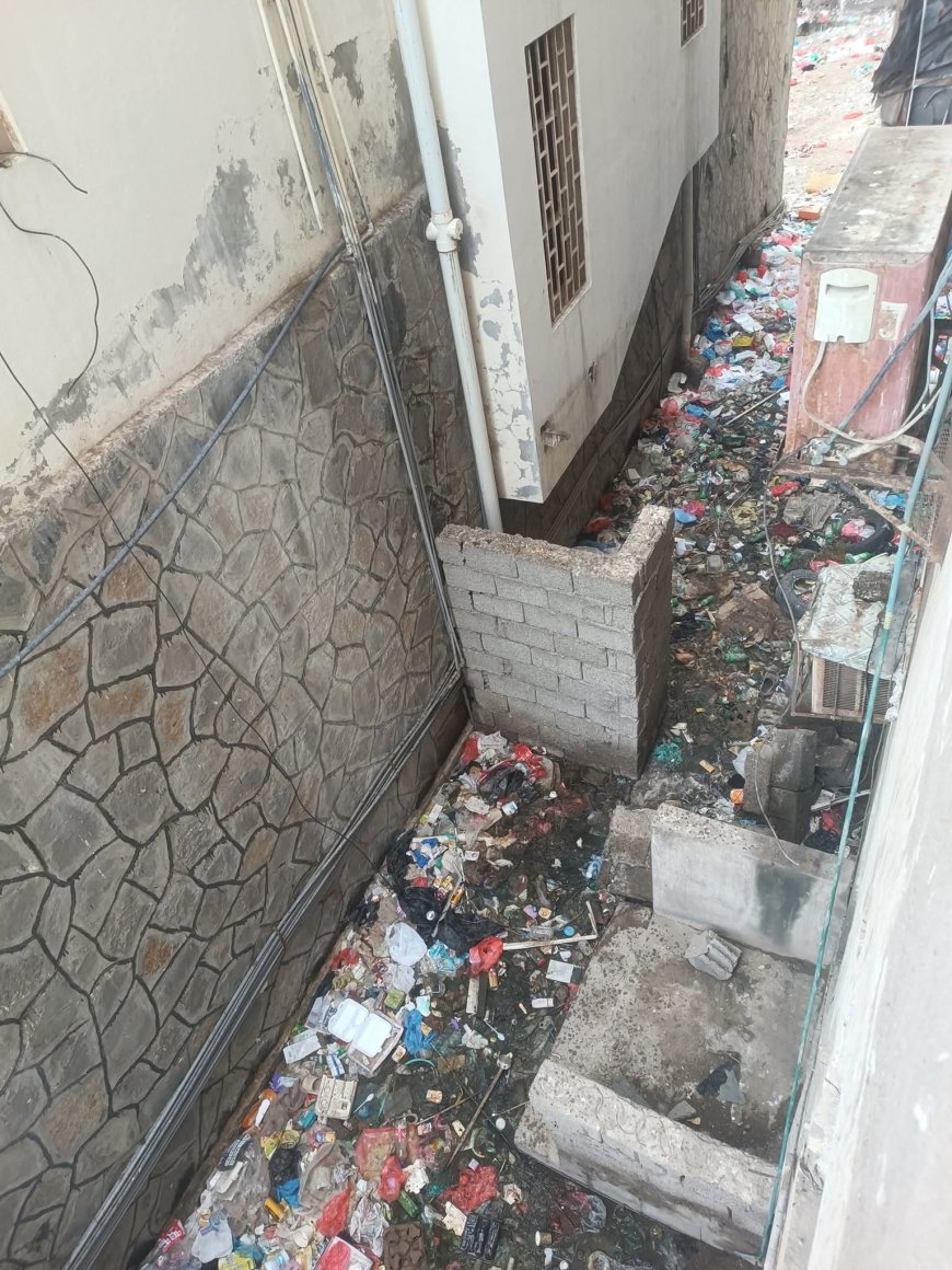 الناشط السياسي عارف ناجي علي يطرح سؤالًا محرجا: لماذا تُنَظَّف المحلات وتُهمَل العمائر السكنية في المعلا عدن (صور)