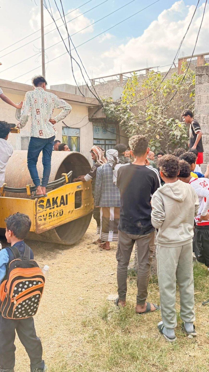 بسبب روائح كريهة وذباب كثيف أثار الشبهات داخل غرفته المغلقة.. العثور على جثمان حارس ملعب الكبسي بإب