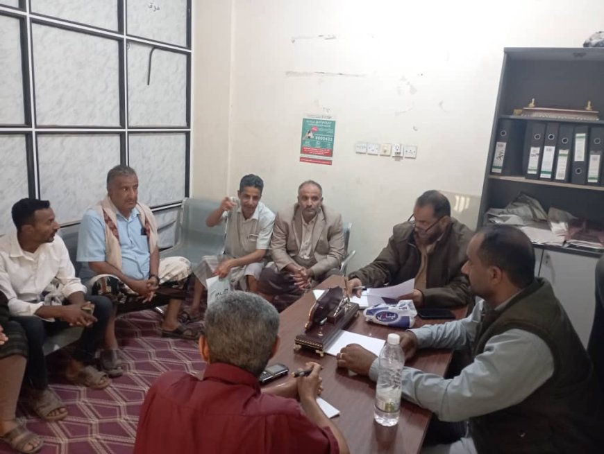 مدير عام قعطبة بكر الشاعري يبحث سبل بدء العمل في مشروع مجاري المركزي وادي شداد بمدينة قعطبة