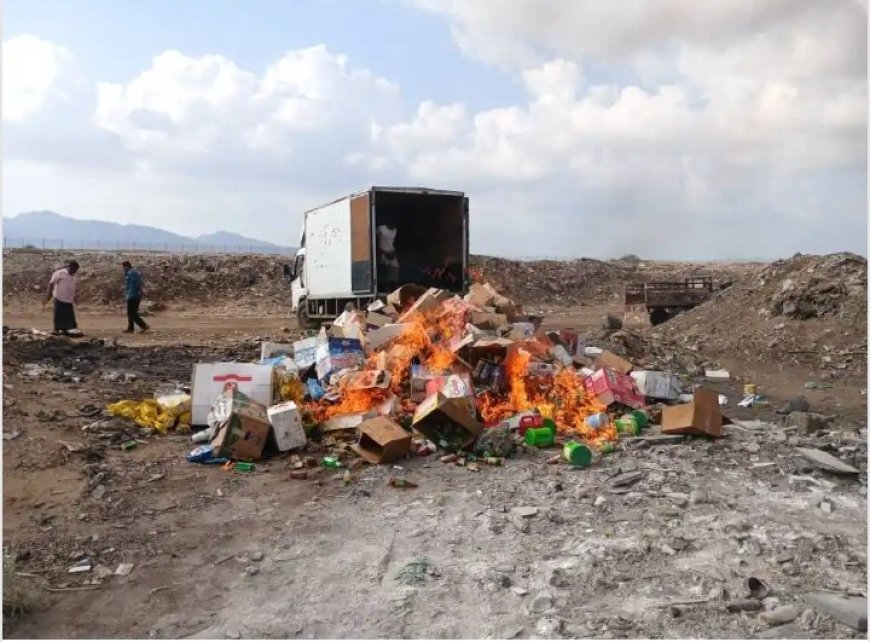 صحة مديرية المنصورة بعدن تتلف 3 أطنان من المواد الغذائية منتهية الصلاحية....