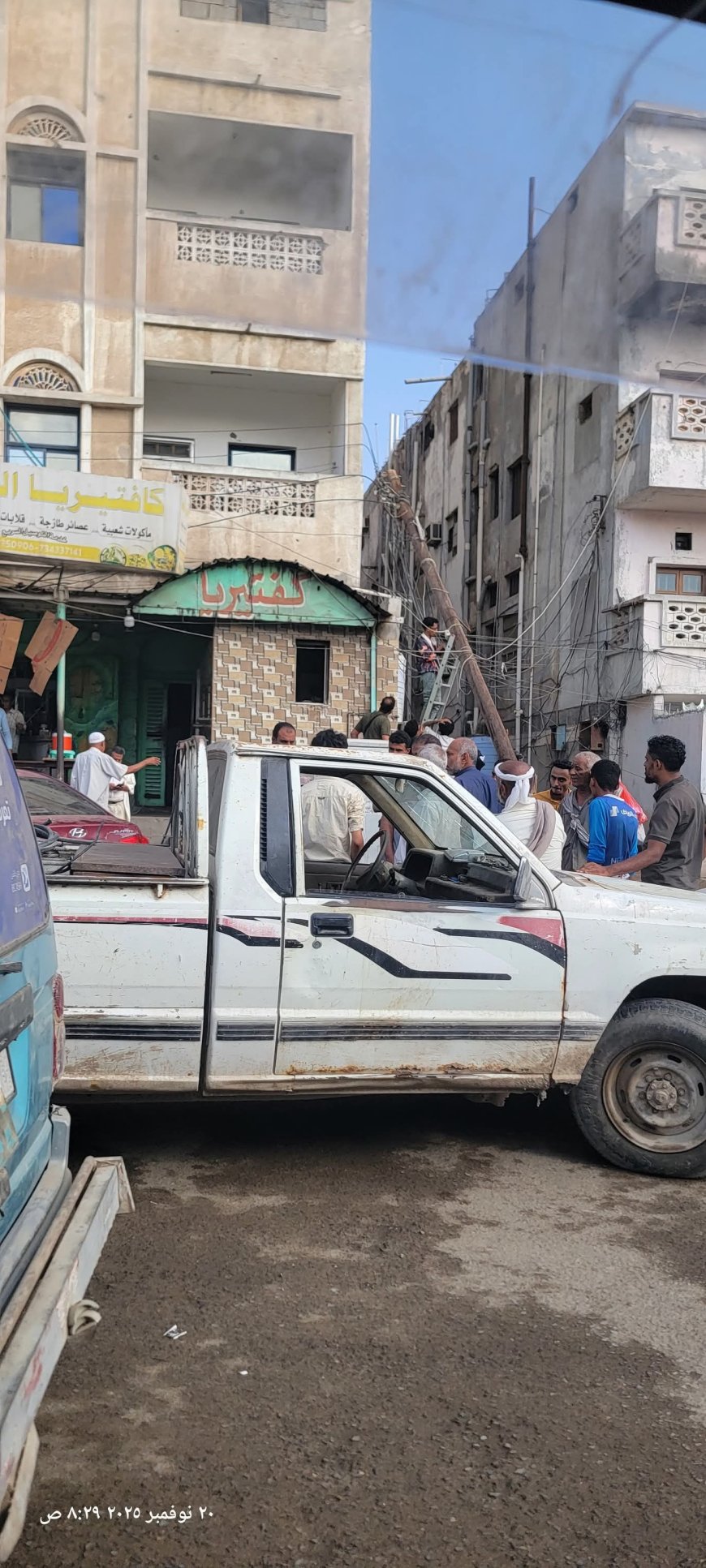 سيارة تصدم برميل وبيّارة وكانبة دفعة واحدة في منصورة عدن(صورة)