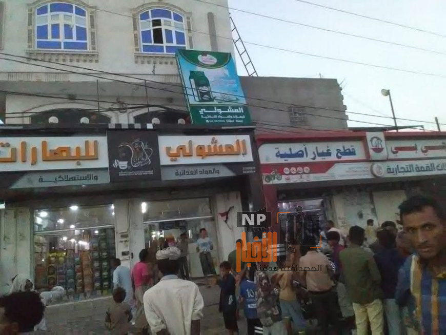 عاجل:صعقة كهربائية تُصيب عاملين أثناء صيانة لوحة إعلانية في المخا