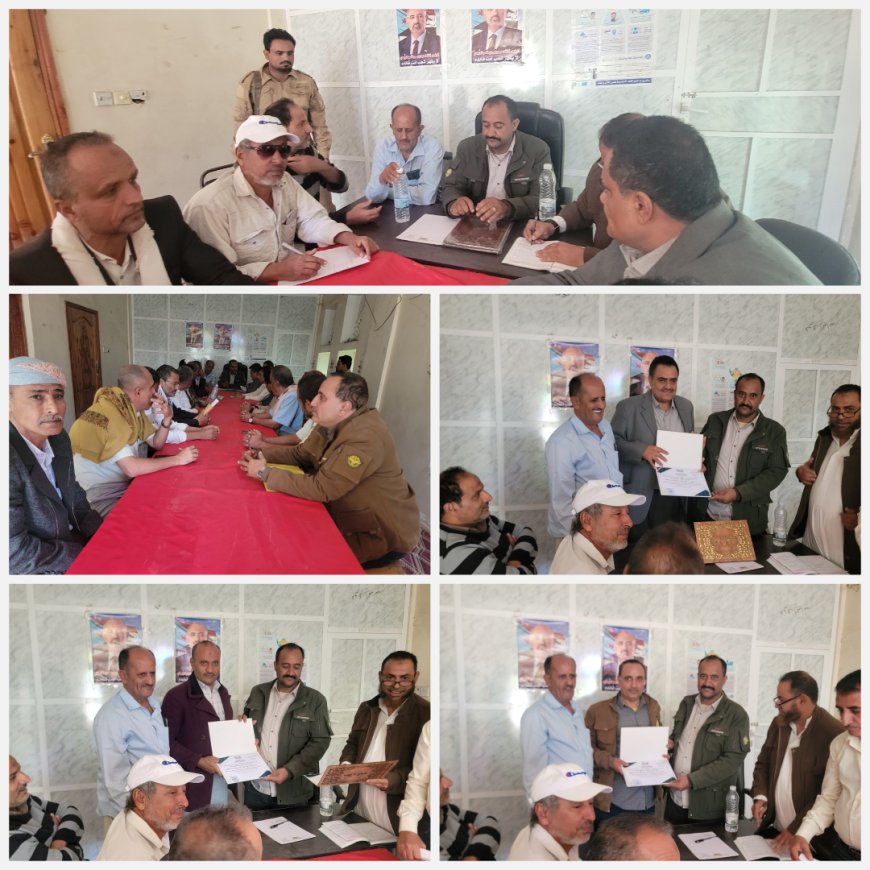 مدير عام مديرية قعطبة بكر الشاعري يترأس اجتماع الهيئة الإدارية والمكتب التنفيذي ويكرم ثلاثة مدراء مكاتب تنفيذية