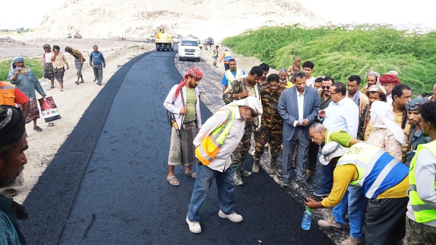 محافظ أبين يدشن أعمال سفلتة طريق الحصن سد حسان باستخدام أول خلاطة أسفلتية بمنظومة الفلر صديقة للبيئة