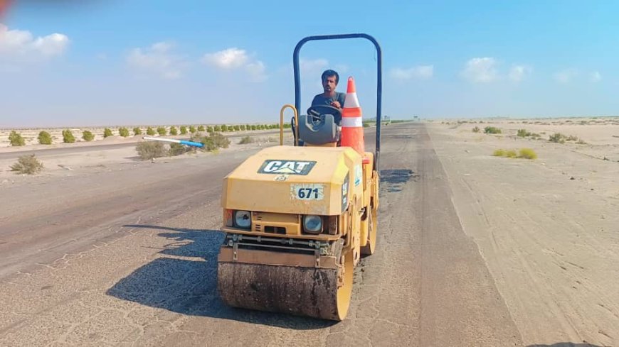 الشركة الكندية "O M" تواصل أعمال معالجة الحفَر بالخلطة الأسفلتية الساخنة من موقع الخلاطة الأسفلتية الحديثة إلى نقطة العَلَم