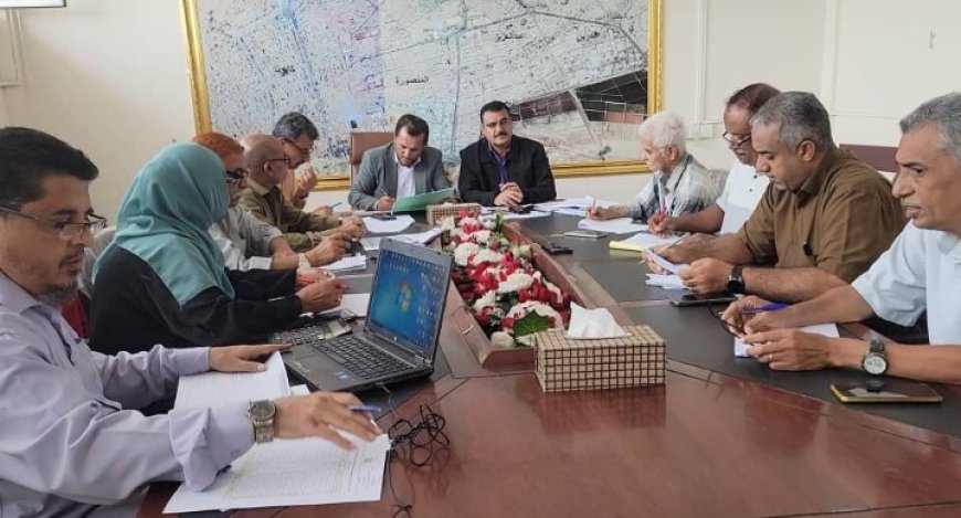 وكيل عدن "الزامكي" يناقش مستوى تنفيذ مشاريع البرنامج الإستثماري بمديرية المنصورة...