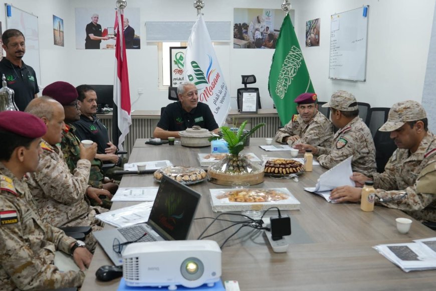 وفد عسكري رفيع يزور مقر مشروع «مسام» في ميدي ويشيد بجهوده الإنسانية في نزع الألغام...