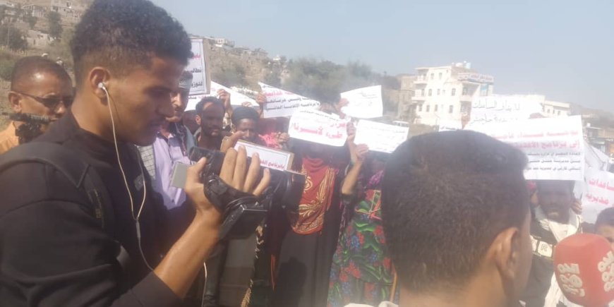 تعز.مظاهرات في جبل حبشي تطالب برنامج الغذاء العالمي بإعادة المساعدات الغذائية ..
