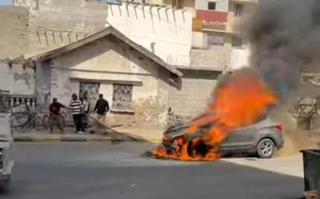 حادث احتراق مفاجئ لسيارة مدير عام مكتب وزير الدولة ومحافظ العاصمة عدن(صورة)