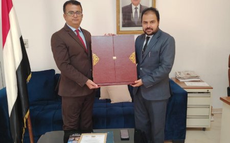 مناراتُ الإبداعِ لا تَنطَفئُ: سفارةُ اليمنِ بتونسَ تُوشِّحُ الدكتورَ محمودَ أبوبكرَ بدرعِ العطاءِ