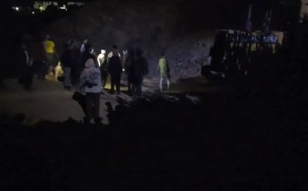 عاجل: انهيار جبلي مفاجئ في تعز… ومحاولات إنقاذ شاب عالق تحت الركام(صورة أولية)