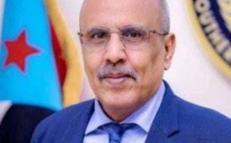 الكثيري يفتح النار على العليمي ويؤكد أن الانتقالي يمارس دوره باعتباره ممثلاً سياسياً وشعبياً للجنوب،..