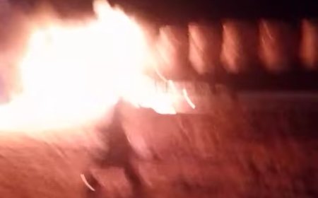 عاجل: اشتعال شاحنة على الخط الدولي بشرورة… وسائق يمني ينجو بمهارة بعد عطل مفاجئ في الفرامل(تفاصيل أولية)