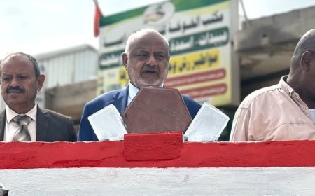 محافظ الحديدة يضع حجر الأساس لمشروع رصف وإنارة شارع جولة السفينة لجولة حيس بالخوخة...