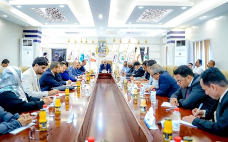 الرئيس الزُبيدي يبحث سُبل تطوير البنية التحتية لقطاع النقل