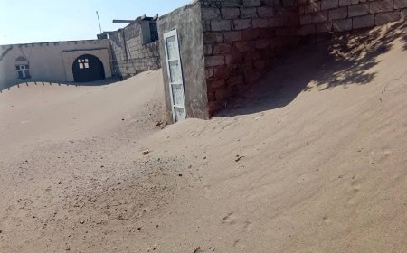 تعز..زحف الرمال يهدد مساكن الأهالي غرب المخا ويضاعف المعاناة الإنسانية