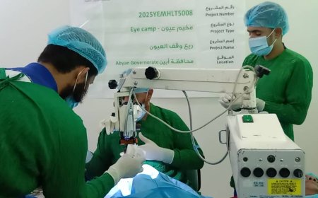 محافظ أبين ومدير عام الصحة يدشنان عمليات سحب المياه البيضاء وزراعة العدسات في مخيم طبي مجاني بباتيس