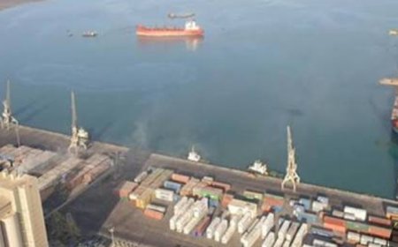 تخفيض رسوم ميناء الصليف من قبل الحو...ثيين يهدد الاقتصاد ويخلق سوقًا سوداء للعملة...