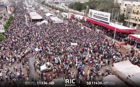 مشاهد جوية توثّق وصول موكب أبناء ردفان الشموخ إلى ساحة الاعتصام في خور مكسر