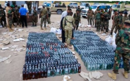 اتلاف آلاف القوارير من الخمور المستوردة بعد ضبطها في العاصمة عدن..