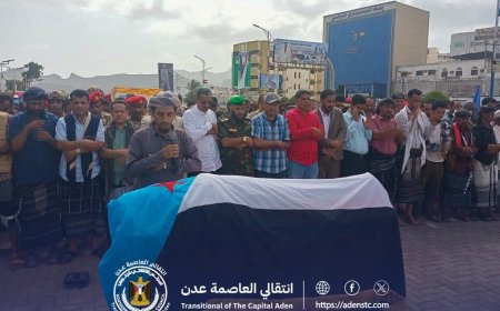 المعتصمون في ساحة خور مكسر يؤدون صلاة الجنازة على جثمان المناضل "عبد الحكيم فاضل"