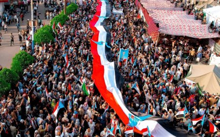 مشهد من السماء… وفود أبناء يافع تصل ساحة العروض وتنضم إلى المعتصمين في خور مكسر