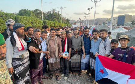 عدن..أبناء مدينة الشعب وضواحيها بقيادة الشيخ وجدي النخعي يشاركون أبناء البريقة الفعالية الجماهيرية بساحة الاعتصام