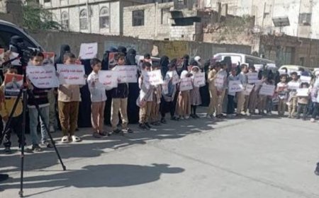 وقفة احتجاجية تنديدا باغتيال مدير مدرسة في تعز ...