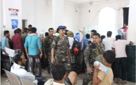 نائب مدير شرطة الحديدة.. يتفقد سير العمل بفرع مصلحة الأحوال المدنية بالخوخة...