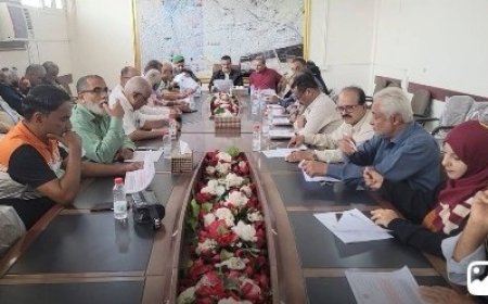 خلال ترأسه إجتماعاً للمكتب التنفيذي بالمديرية مدير عام المنصورة يناقش أداء مكتب الأشغال العامة للفترة الماضية ويكرم لجنة مجلس الأباء...