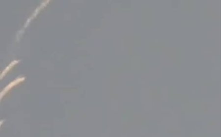 طيران حربي يلقي قنابل دخانية في سماء المهرة بالتزامن مع مباحثات سعودية–عُمانية