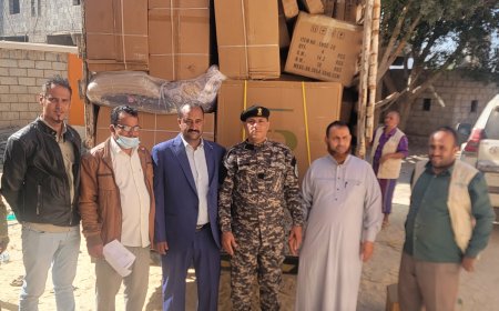 المدير العام الشاعري ومدير الصحة بقعطبة يستلمون معدات وأجهزة ومستلزمات طبية لمركز الطوارئ بدعم من كير العالمية