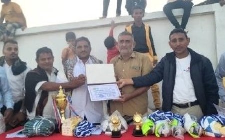 مكتب الرياضة بالحديدة: يكرم الناشط الاعلامي عبدالناصر الاهدل - لجهوده في إنجاح البطولة الخماسية السنوية الأولى لكرة القدم...