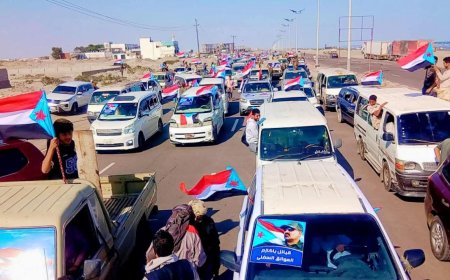 حشود أبناء باكازم تتوافد إلى ساحة العروض بعدن للمشاركة في الاعتصام المفتوح