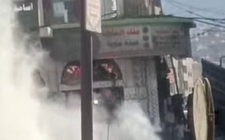 عــاجــل:حريق مفاجئ يلتهم سيارة في سوق بيرباشا بتعز