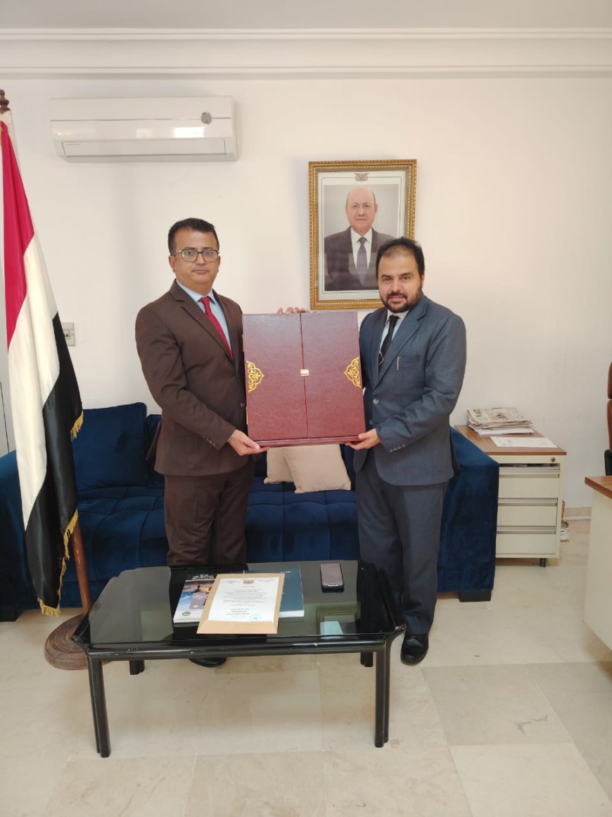 مناراتُ الإبداعِ لا تَنطَفئُ: سفارةُ اليمنِ بتونسَ تُوشِّحُ الدكتورَ محمودَ أبوبكرَ بدرعِ العطاءِ