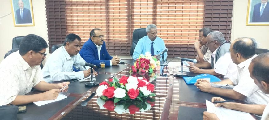 محافظ لحج يناقش نتائج التحليل لمشروعي تأهيل سكن الطالبات وبناء قسم أمن المسيمير