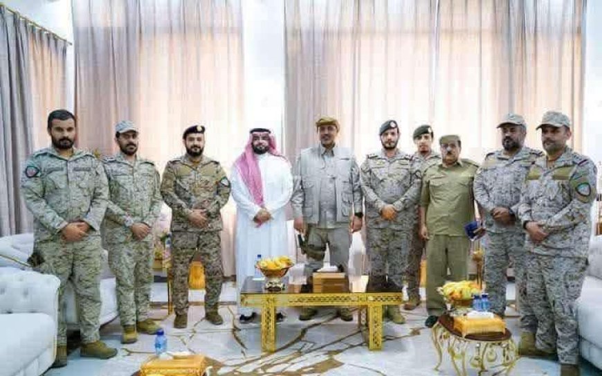 أول ظهور من قلب المعاشيق… وفد سعودي–إماراتي يجتمع بالزُبيدي بعد ساعات من وصوله إلى عدن