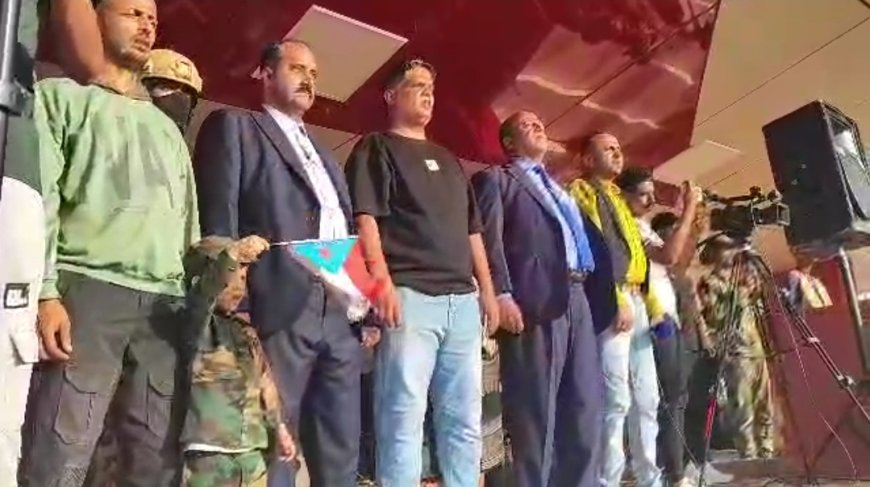 مدير عام قعطبة الشيخ بكر الشاعري يلقي كلمة في ساحة الاعتصام بمحافظة عدن، دولة الجنوب هي مطلبنا