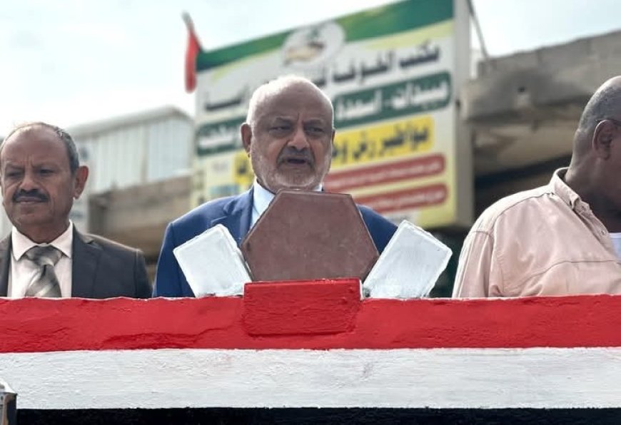 محافظ الحديدة يضع حجر الأساس لمشروع رصف وإنارة شارع جولة السفينة لجولة حيس بالخوخة...
