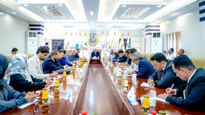 الرئيس الزُبيدي يبحث سُبل تطوير البنية التحتية لقطاع النقل